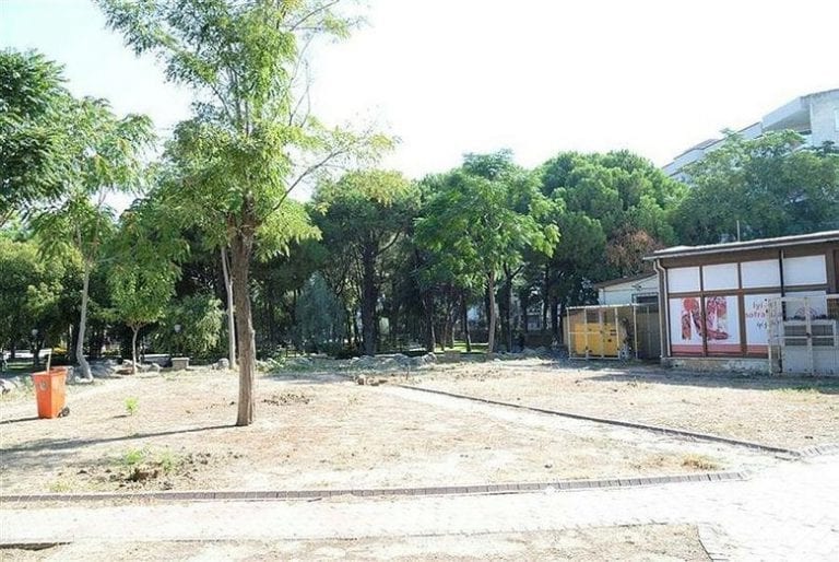 Menemen’de Ağaçların Kesildiği Parkta İnşaat Başladı