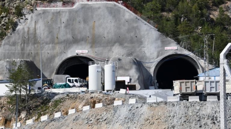 Avrupa’nın En Uzun Çift Tüplü Kara Yolu Tünelinde Çalışmalar Sürüyor