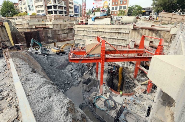 Kocaeli’deki 5 Milyar Liralık Metro Projesinde Tünel Açma Çalışmaları Sürüyor