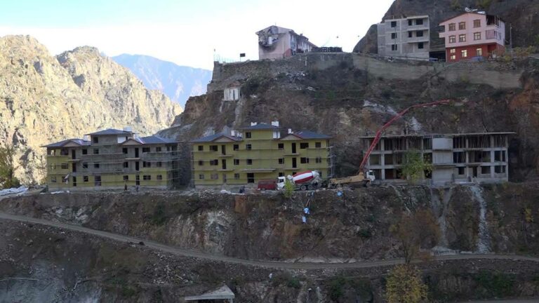 Artvin’de Yanan Evlerin Yerine Yenileri Yapılıyor