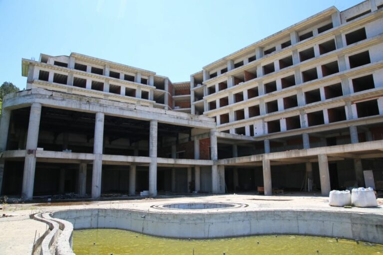 Maşukiye’de İnşaatı Tamamlanamayan 5 Yıldızlı Otel Satışa Çıkarıldı