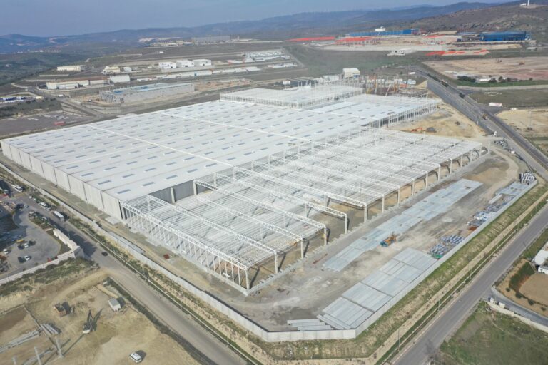 Iglo Architects İmzalı Anatolia Tile Porselen Seramik Fabrikası’nın İnşaatı Devam Ediyor