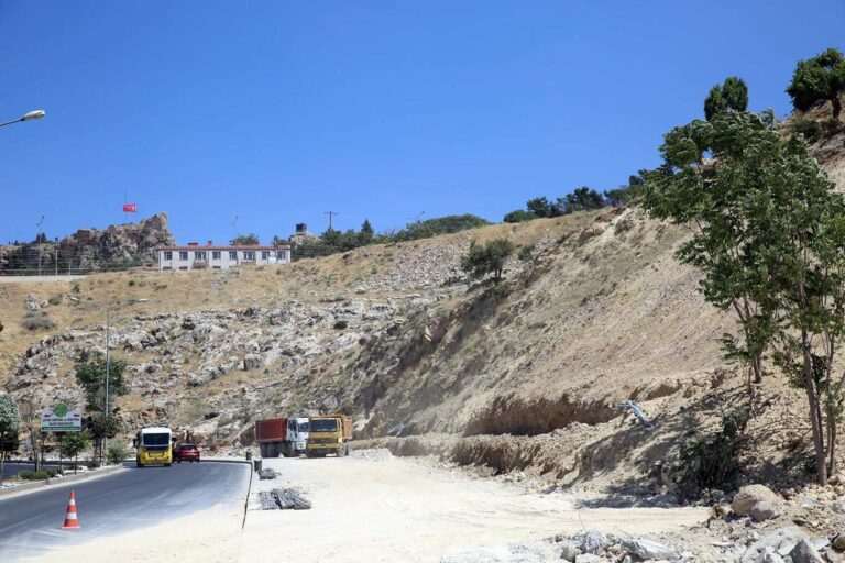 Artuklu Yol Çalışmaları Devam Ediyor