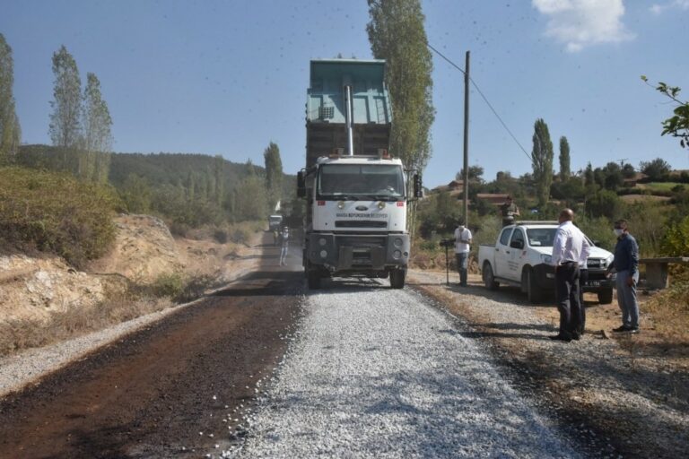 Manisa’da Yol Yapım Çalışmaları Devam Ediyor