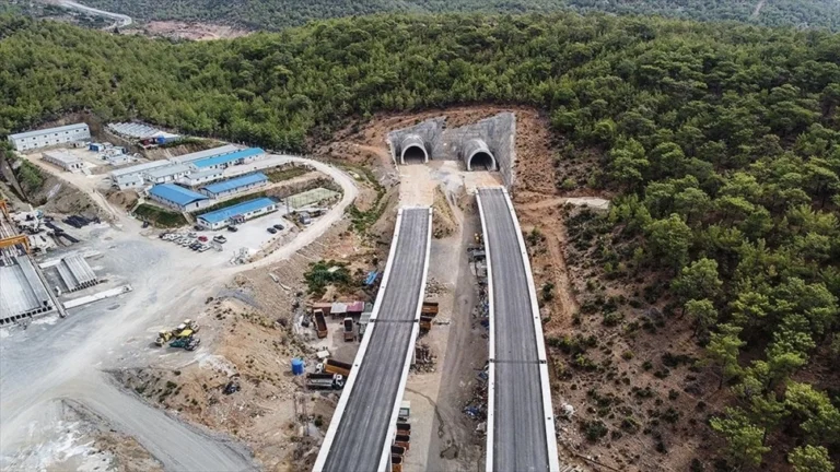 Akdeniz Sahil Yolu’na 3 Tünel 1 Viyadük İnşa Ediliyor