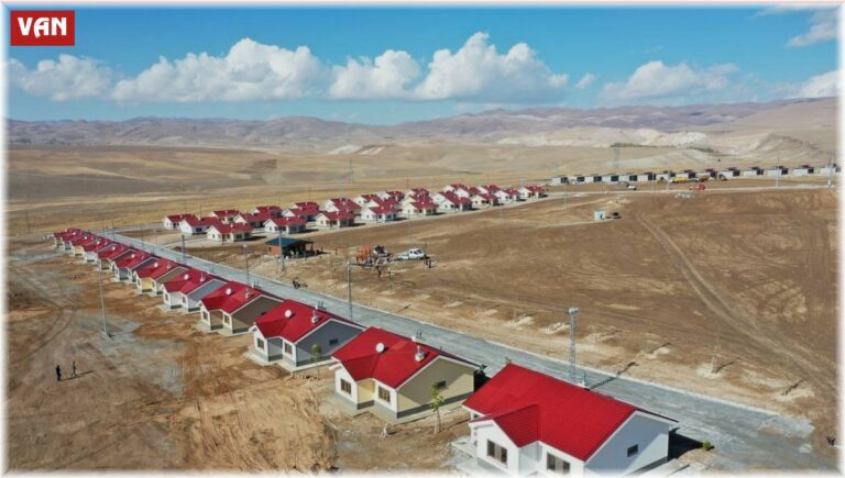 Van’da İnşa Edilen Deprem Konutlarının Anahtar Teslimi Yapıldı