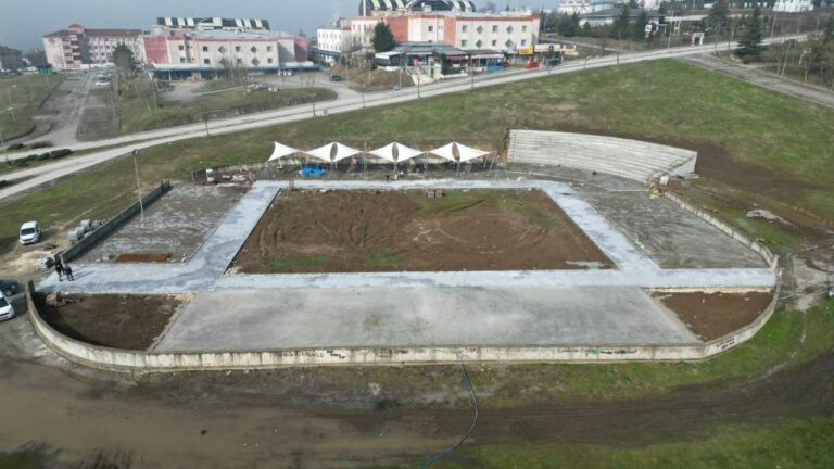 Düzce’de Kent Meydanı İnşaatı Devam Ediyor