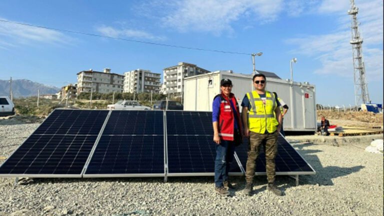 YEO’dan Çadır Kentlere Güneş Enerjili Batarya Sistemi
