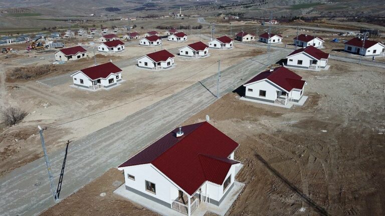 Zelyurt, Deprem Konutları İnşaatını İnceledi