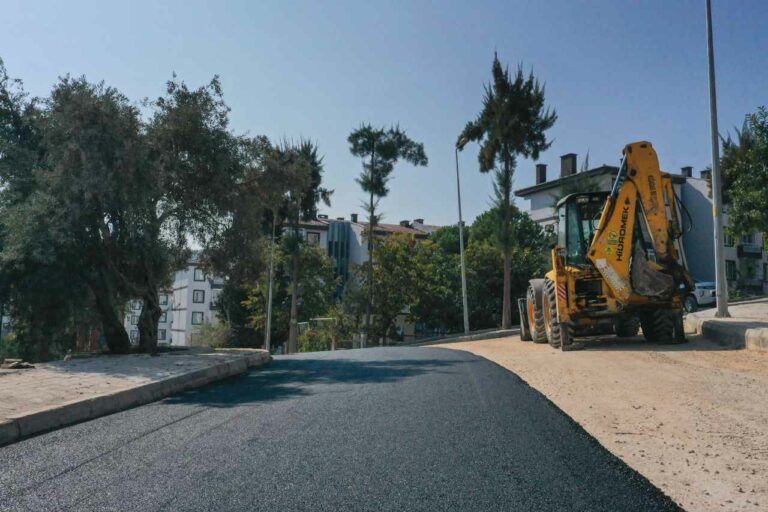 Kuşadası’nda Yol Çalışmaları Sürüyor