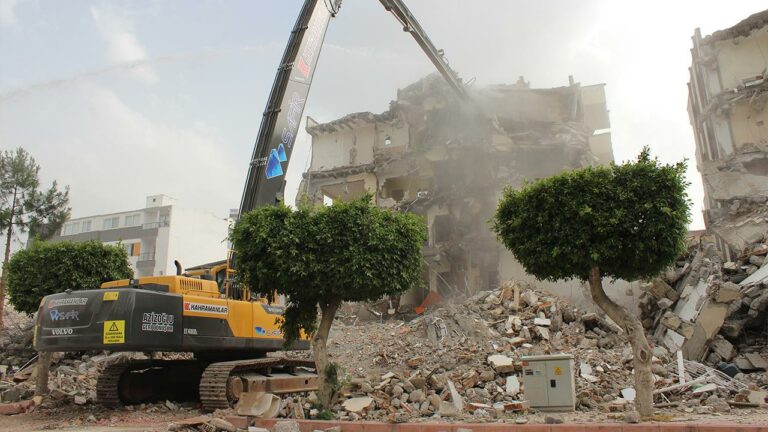 İskenderun’da Hasarlı Binaların Yıkımı Başladı