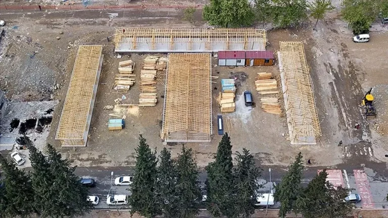 Kahramanmaraş Azerbaycan Bulvarı’na Ahşap Dükkanlar İnşa Ediliyor