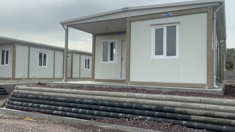 Konteyner Kentte Çatı Kaplama Çalışmaları Başladı