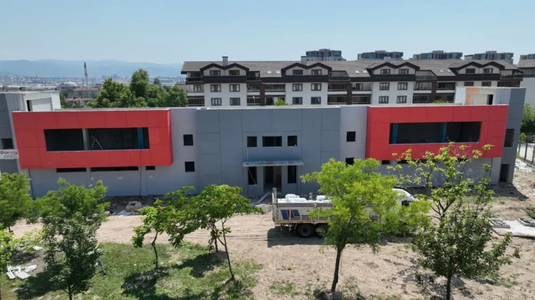 Emek Hatice Kübra İlgün Gençlik ve Spor Tesisi İnşaatı Sürüyor