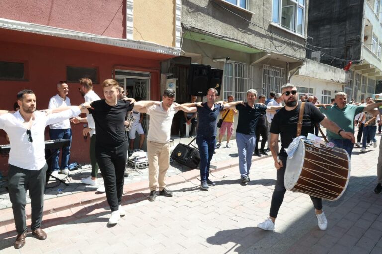 Kentsel Dönüşüme Giren Evlerini Davul Zurnayla Teslim Ettiler