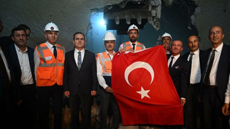 Yeniköprü-Yüksekova Tüneli’nde Işık Göründü