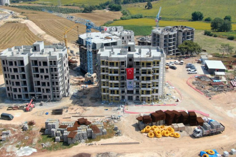 Adana’da TOKİ Konutları İnşaatı Hızla Sürüyor