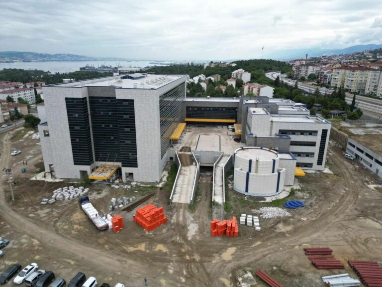 Gölcük Necati Çelik Devlet Hastanesi İnşaatı Hızla Sürüyor