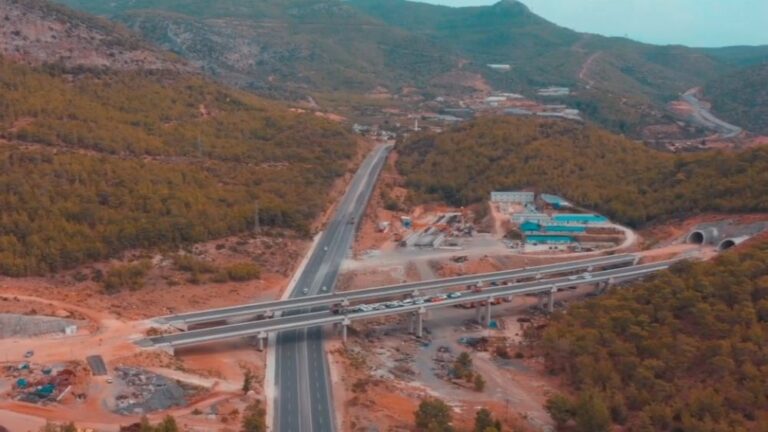 Akdeniz Sahil Yolu Projesi Devam Ediyor