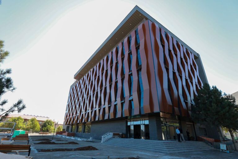 Bingöl Devlet Hastanesi ve Halk Kütüphanesi Projelerinde Çalışmalar Hızla Devam Ediyor