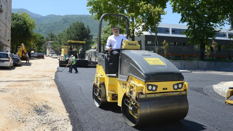 Bursa’nın Yıldırım İlçesinde Yol Yapım Çalışmaları Hızla Sürüyor