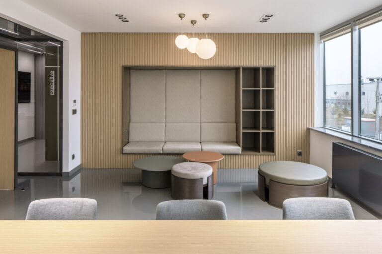 Sıcak ve Modern Bir Çalışma Mekanı: Khan Arms Fabrika Ofisi