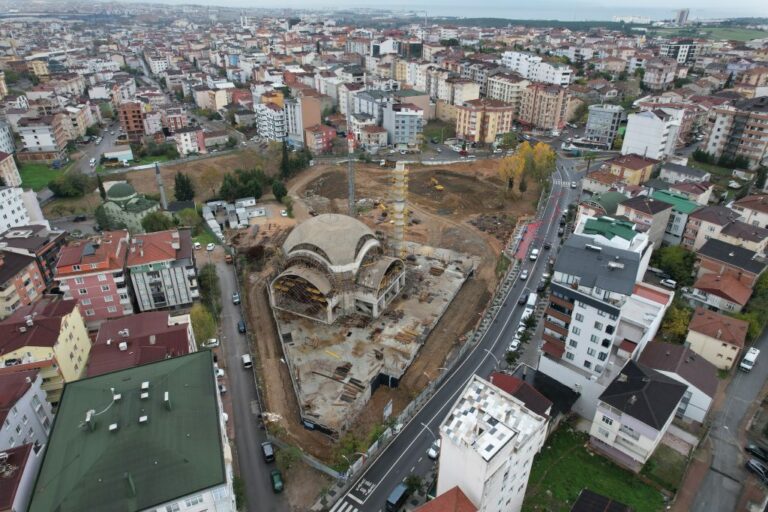 Çayırova Kent Meydanı’nda Çalışmalar Sürüyor
