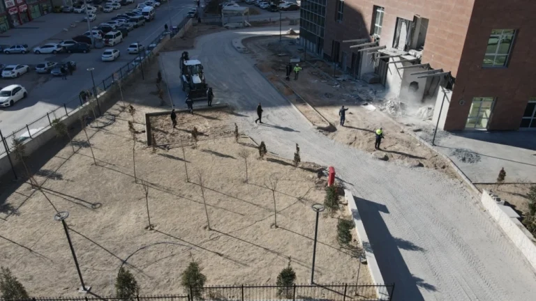 Niğde’de 400 Yataklı Ek Hastane Binasının Çevre Düzenleme Çalışmaları Sürüyor