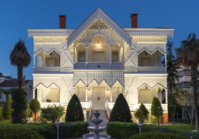 Ünlü Yeşilcam Filmlerine Ev Sahipliği Yapan Darcan Köşkü Yenilendi