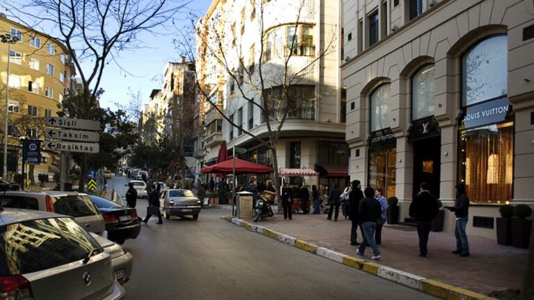 Ana Caddelerdeki Yüksek Yoğunluk Mağaza Kiralarını Artırıyor