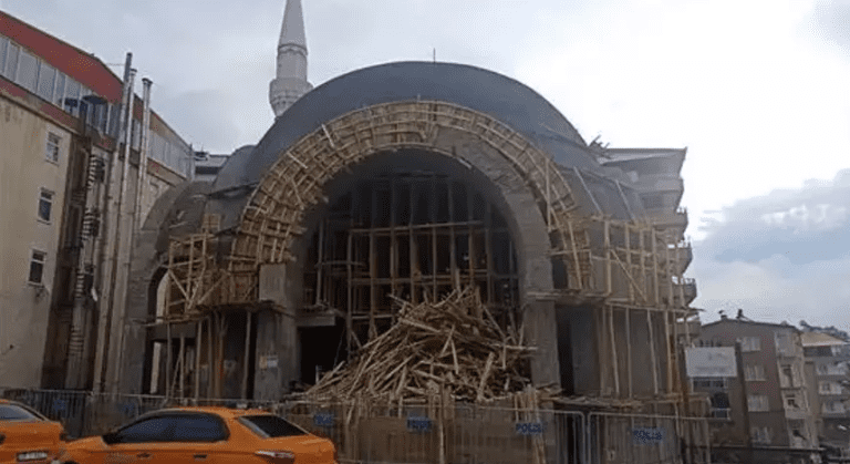 Hakkari’de Hacı Sait Camisi’nin inşaat çalışmaları sürüyor