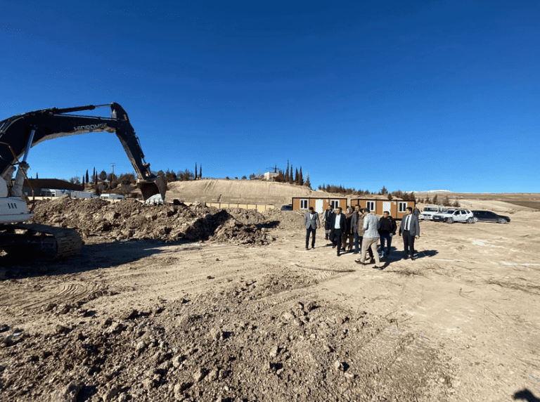 Besni Kaymakamı Partal, hastane inşaatını inceledi