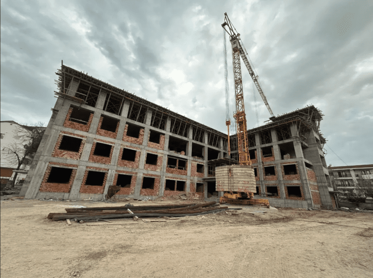 Yeni okul binasında tuğlalar örülmeye başlandı