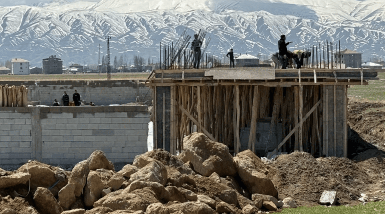 Yüksekova’da İnşaat İşçilerinin Mesaisi Başladı
