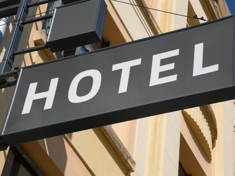 Çüngüşlügil Ailesi’nden İzmir’e yeni otel yatırımı: Eski banka binası otele dönüşüyor