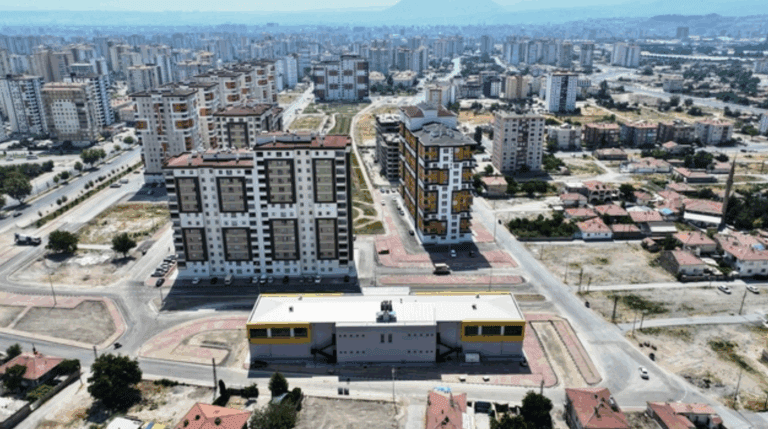 Başkan Çolakbayrakdar, inşaat çalışmaları devam eden sosyal tesisi inceledi