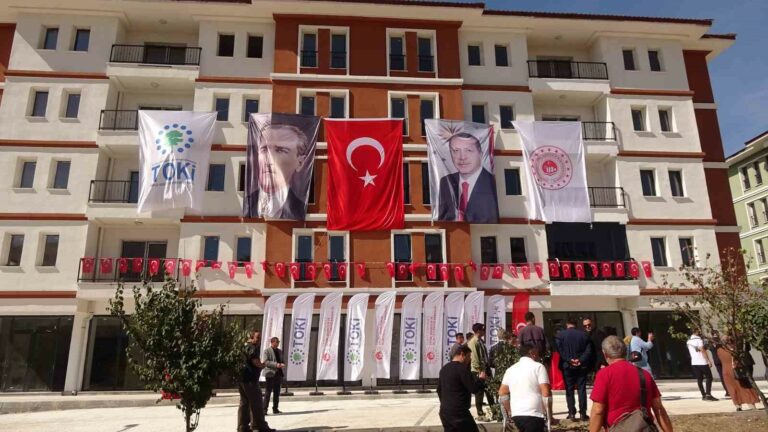 Yozgat’ta yapımı tamamlanan 184 konut ve 9 iş yeri hak sahiplerine teslim edildi