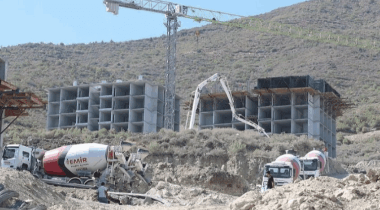 Hatay’da afet konutları ve ticaret merkezlerinin yapımı sürüyor