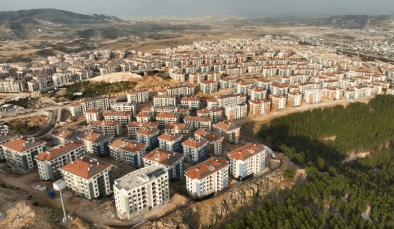 Deprem bölgesinde 350 bininci konut bugün teslim ediliyor