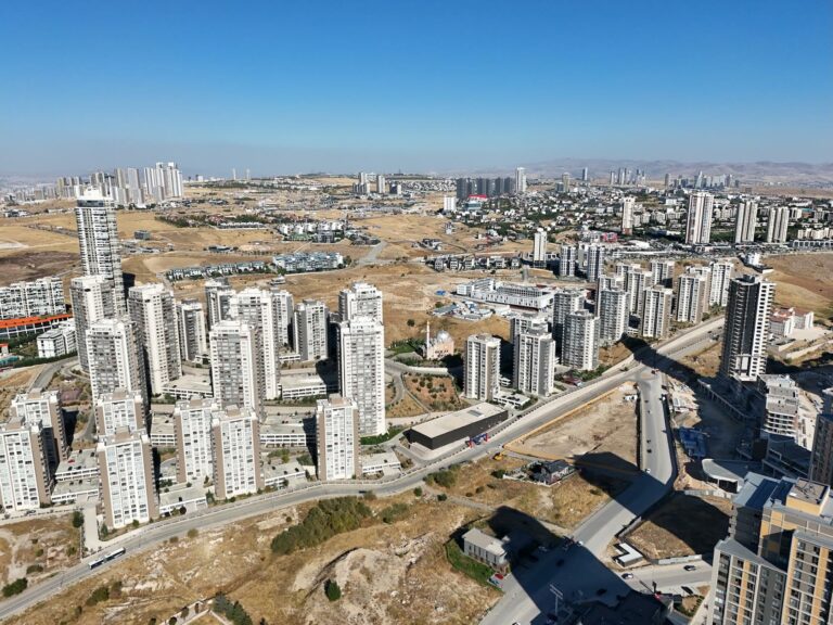 Konut fiyatları kağıt üzerinde duruyor, kasada düşüyor