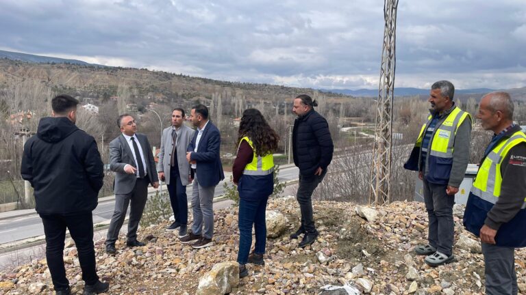 İl Sağlık Müdürümüz Dr. Öğr. Üyesi Yunus Emre Bulut, yapımı devam eden Çankırı Eğitim ve Araştırma Hastanesi inşaat alanında incelemelerde bulundu