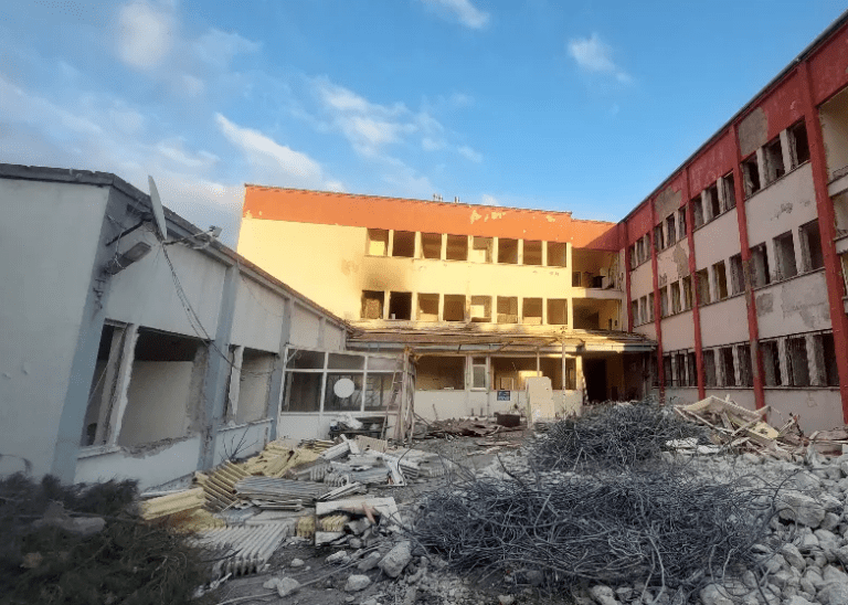 Miadı dolan eski SSK yıkılıyor.