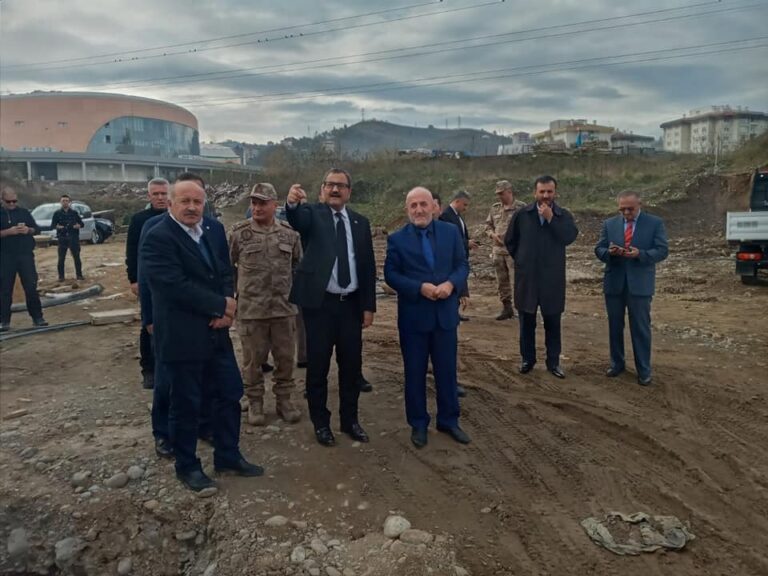 Vali Sarıfakıoğulları,  Dini İlimler Külliyesi İnşaatını İnceledi